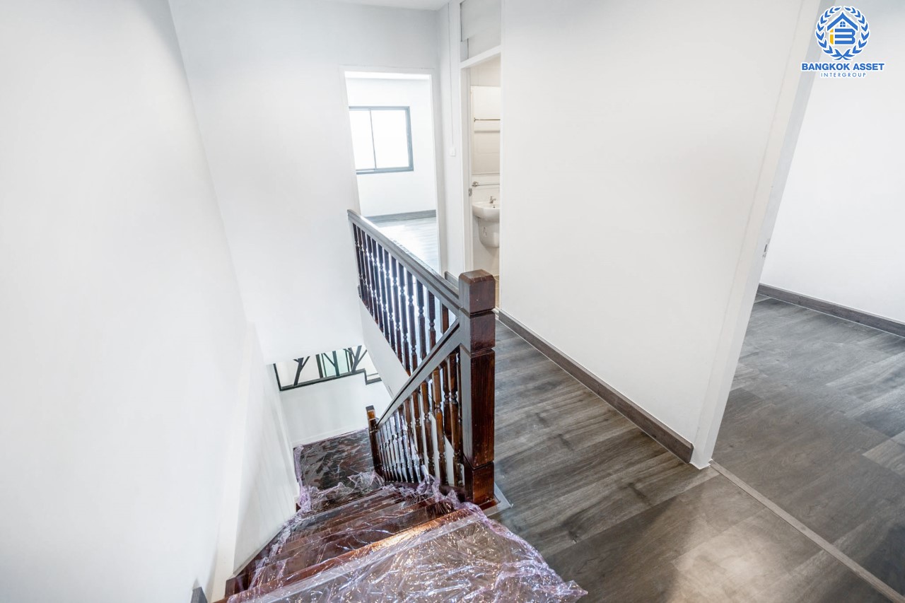 บ้านมือสองตกแต่งใหม่ ม.พิบูลย์การ์เด้นวิลล์ ถนนพิบูลย์สงคราม-พระราม5 ทาวน์เฮ้าส์หลังใหญ่ ทำเลโซเมือง! เนื้อที่ 23.2 ตร.ว. ฟังก์ชัน 3 ห้องนอน 2 ห้องน้ำ บนสุดยอดทำเล! เชื่อมถนนพิบูลย์สงคราม, วงศ์สว่าง, นครอินทร์ และติวานนท์ ใกล้จุดขึ้นทางด่วนศรีรัช-วงแหวนรอบนอก และเพียง 5 นาที ถึงรถไฟฟ้าสถานี "แยกติวานนท์"